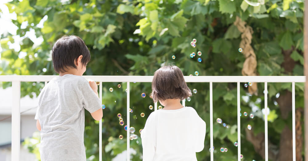 バルコニーで遊ぶ子供のイメージ