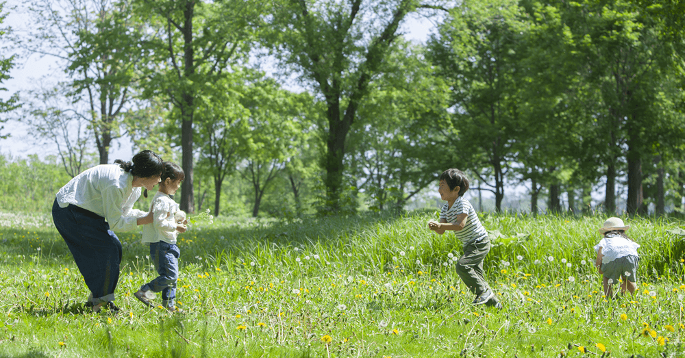 緑の多い環境で遊ぶ子供