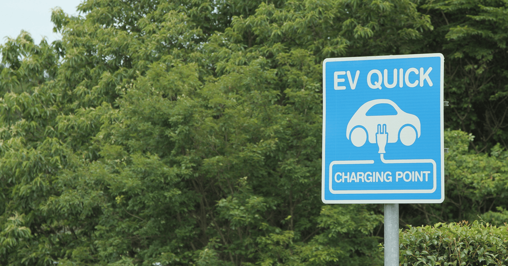 充電場所の目印となる案内標識「CHARGING POINT」