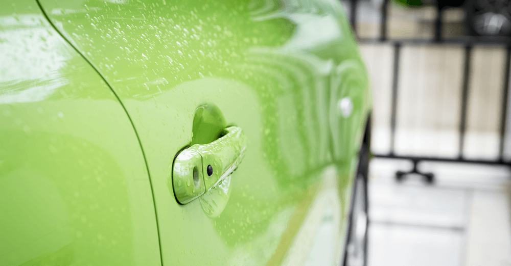 雨の中の車