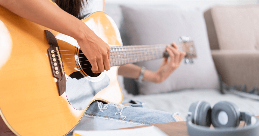 家でギターを練習するイメージ