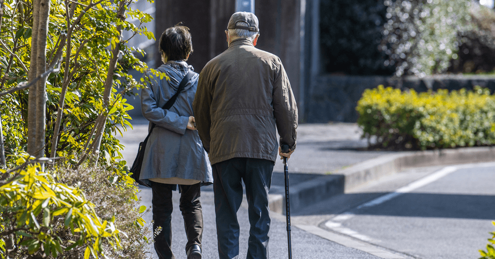 道を歩くご高齢の方