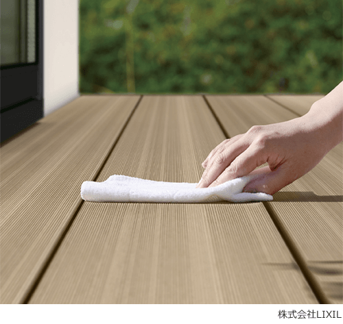 お手入れしやすい人工木のウッドデッキ