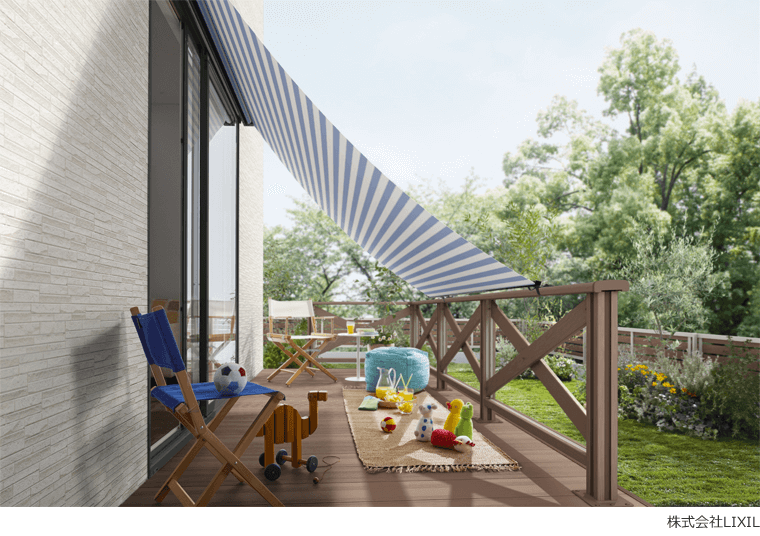 日よけシェードとウッドデッキ