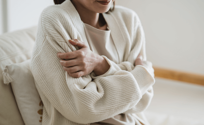 断熱性が低く、肌寒い家の住人のイメージ